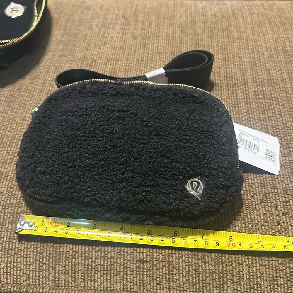 Lululemon everywhere belt bag black fleece. NTW.